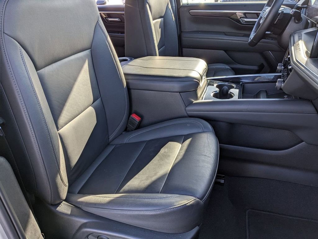 Used 2025 Chevrolet Suburban Z71 image 41