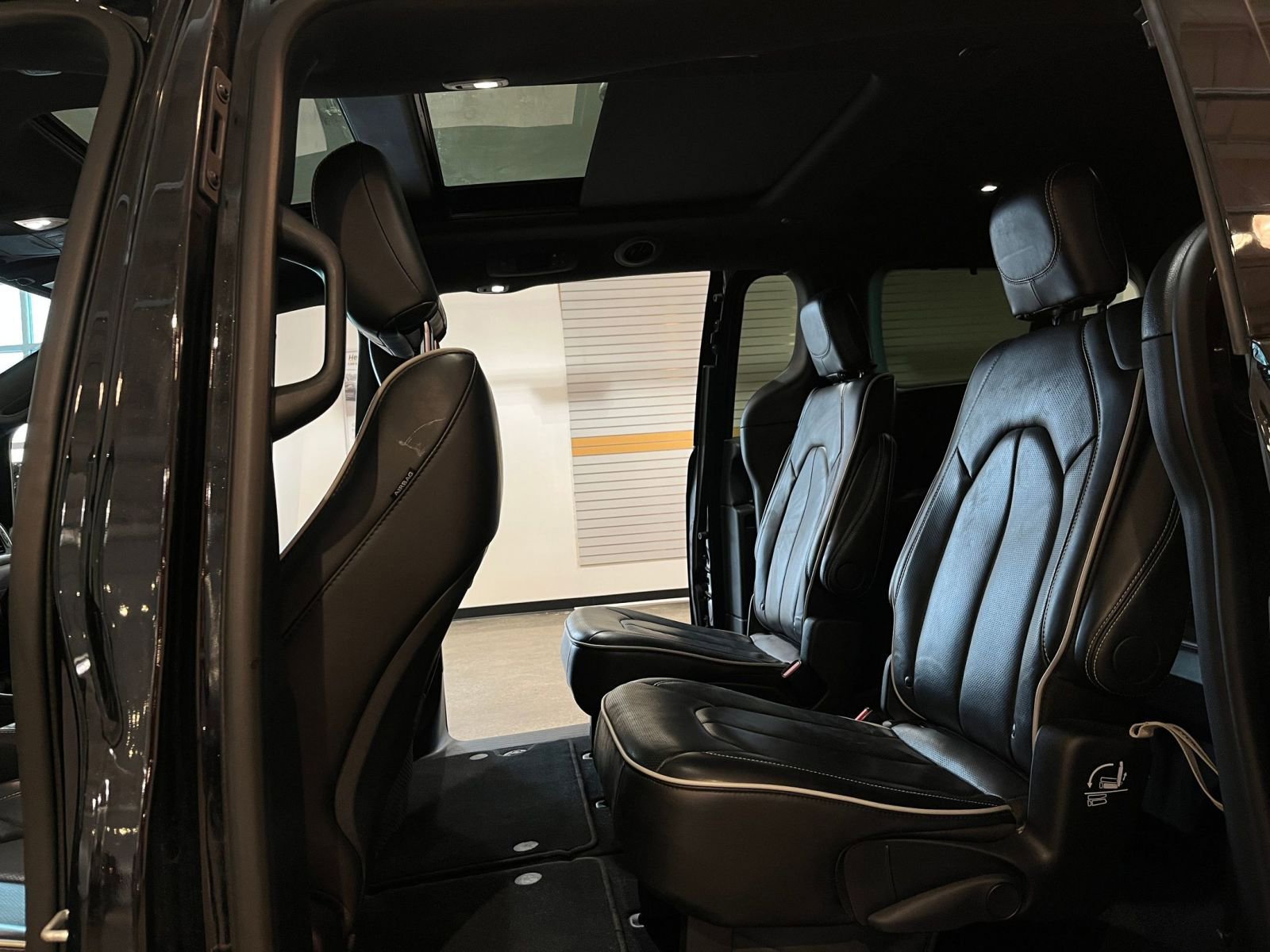 Used 2025 Chrysler Pacifica Limited image 28