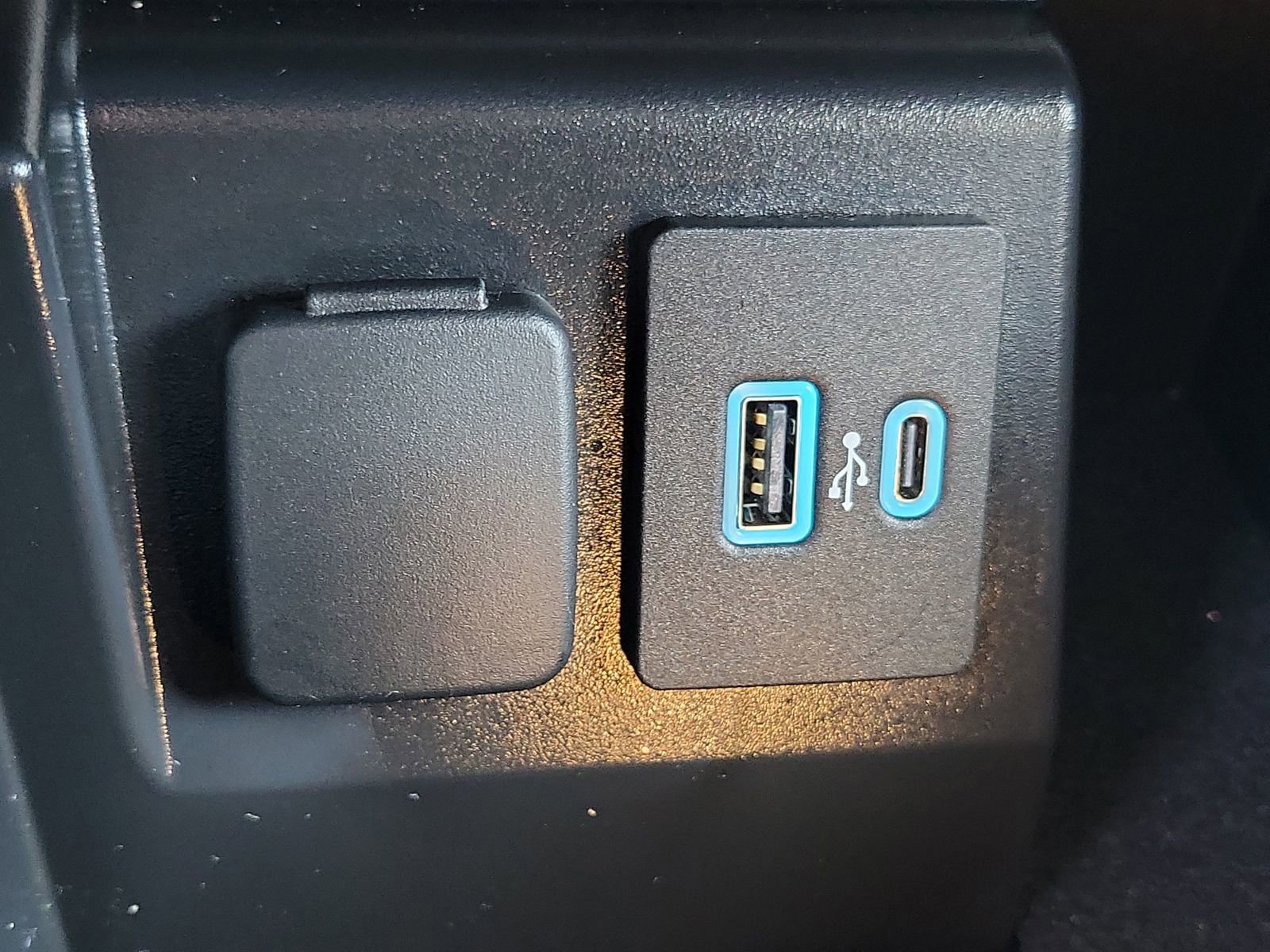 Used 2024 Ford Explorer XLT w/ Equipment Group 202A AWD/4WD image 15