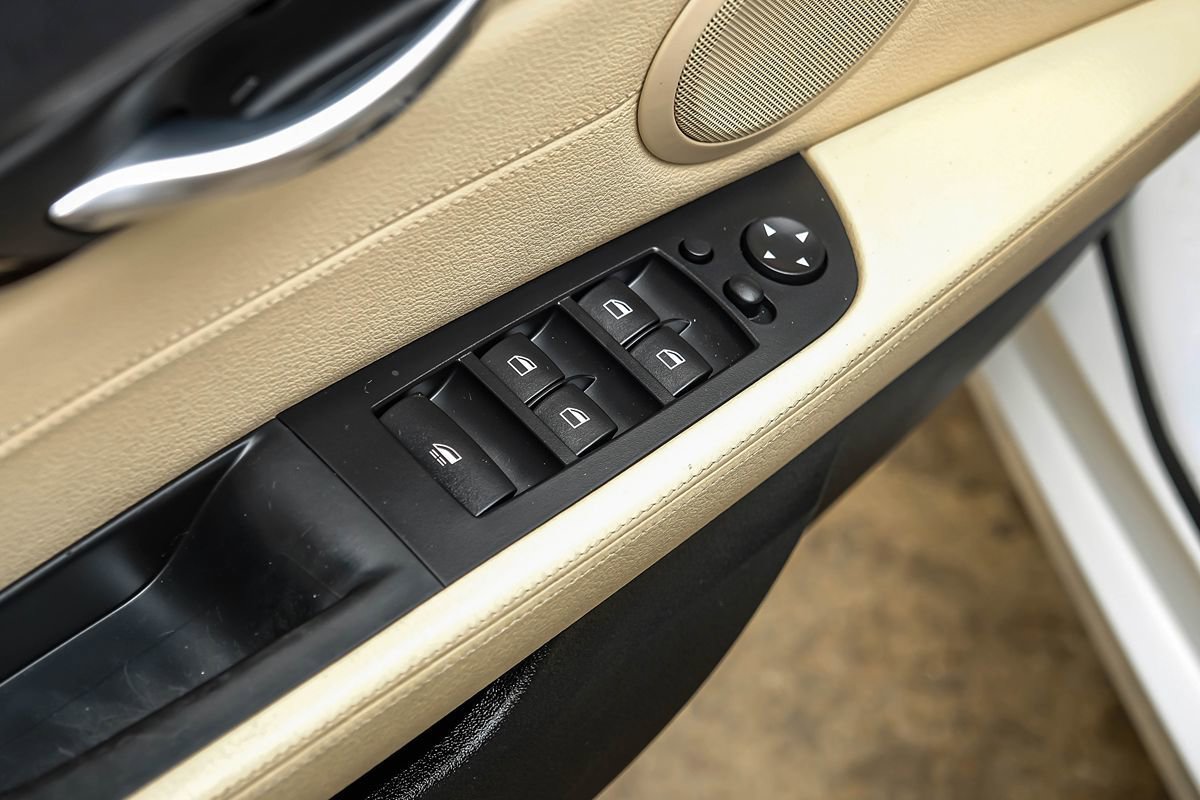 Used 2011 BMW Z4 sDrive30i w/ Premium Pkg RWD image 38