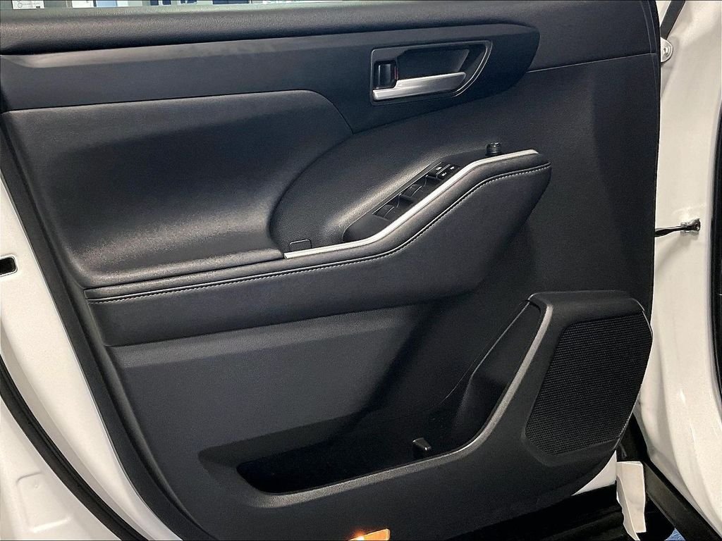 Used 2023 Toyota Highlander XLE AWD/4WD image 9