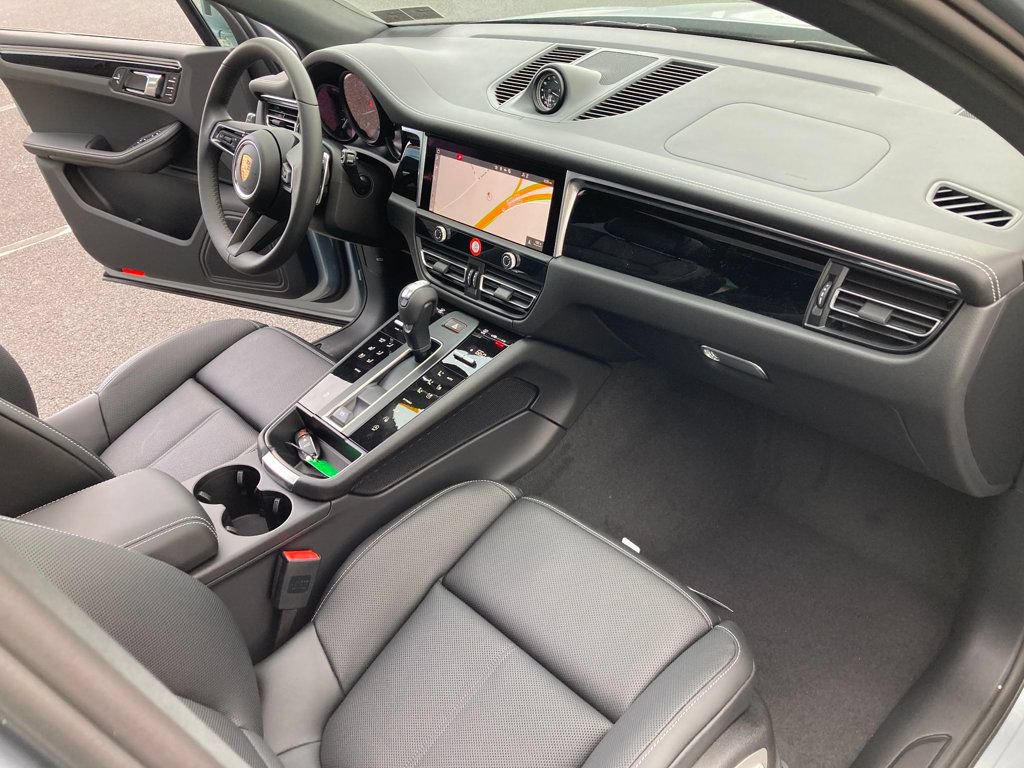 Used 2025 Porsche Macan AWD/4WD image 27