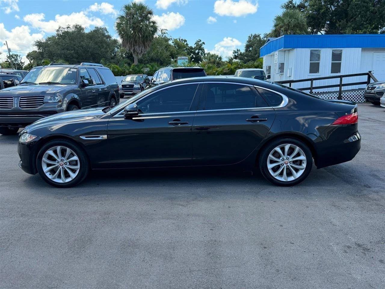 Used 2018 Jaguar XF Premium RWD image 18