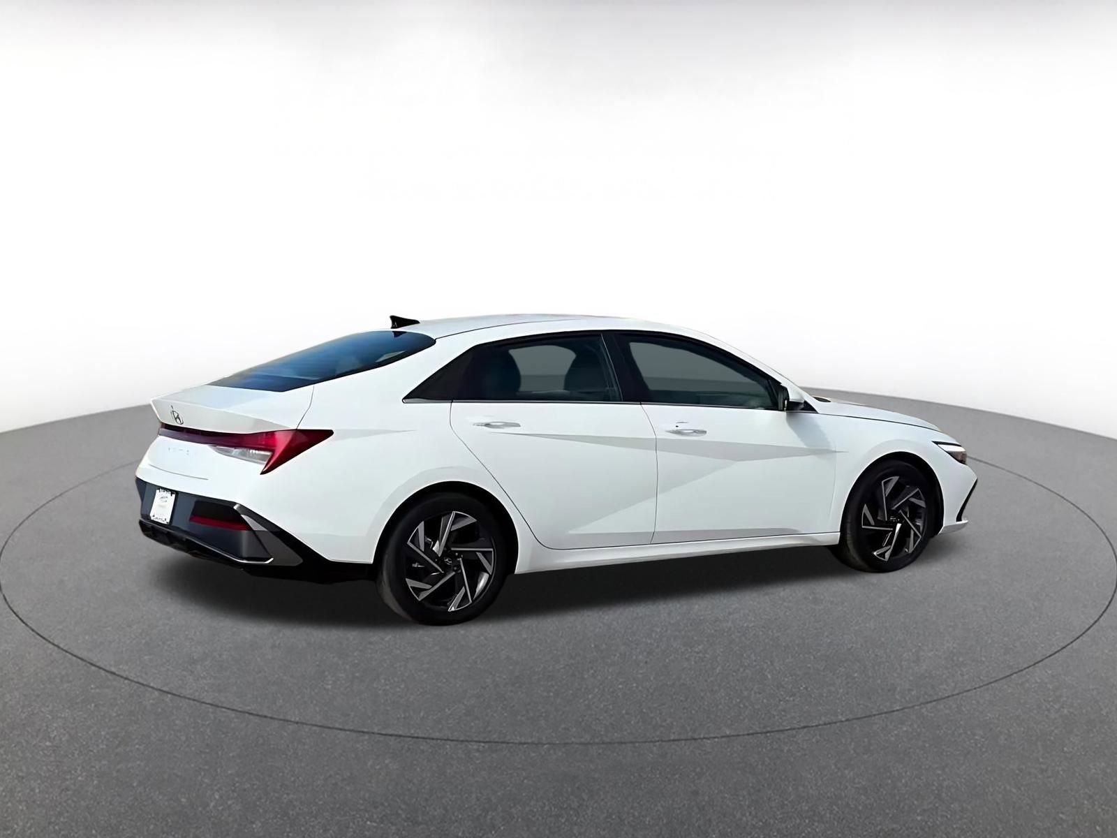 Used 2025 Hyundai Elantra SEL FWD image 15