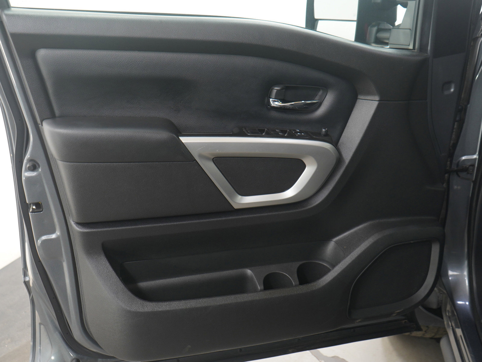 Used 2024 Nissan Titan SV w/ SV Convenience Package image 23