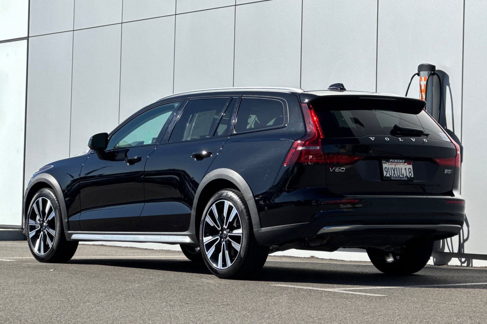 Used 2025 Volvo V60 B5 Cross Country Ultra w/ Protection Package Premier image 3