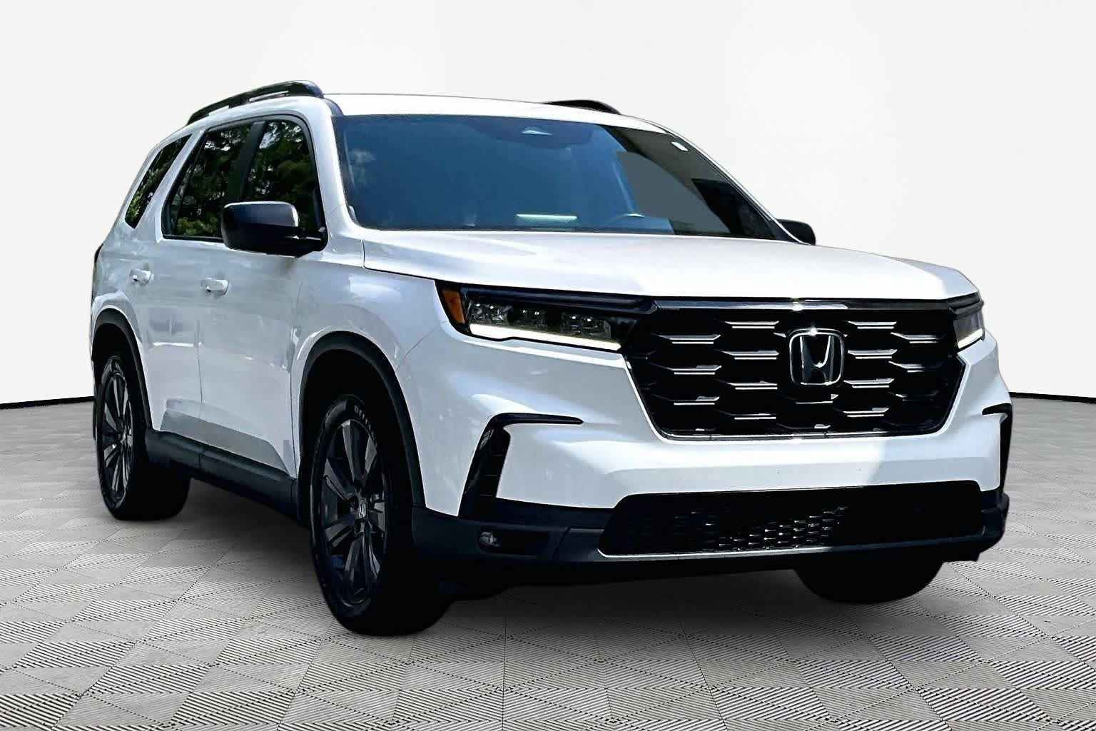 Used 2025 Honda Pilot Sport image 3