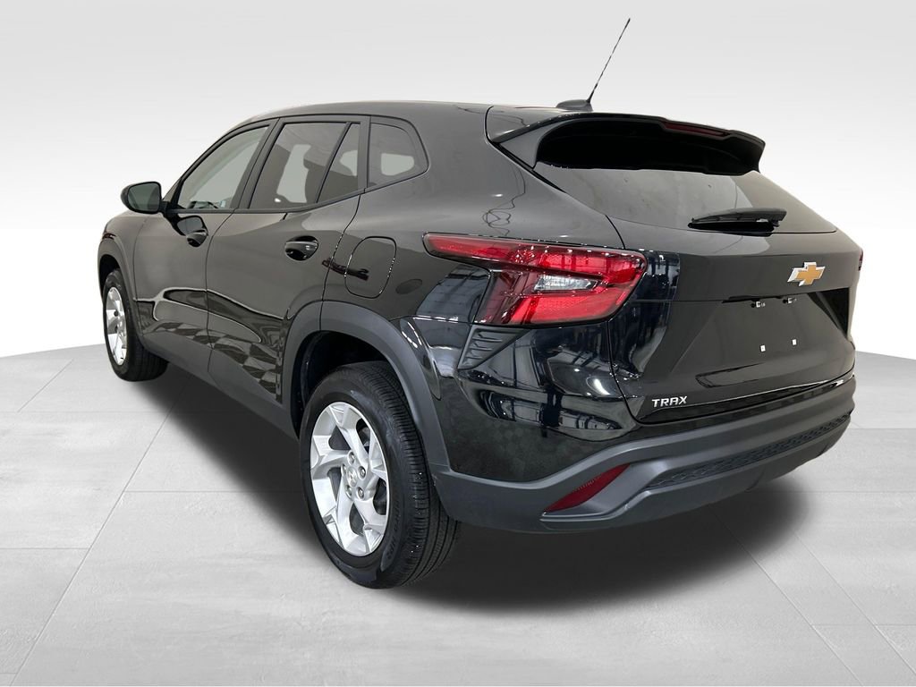 Used 2025 Chevrolet Trax LS w/ LS Convenience Package FWD image 3