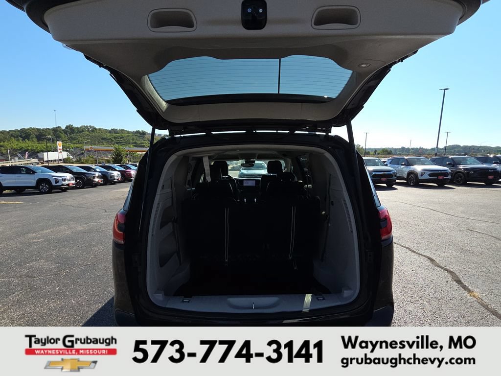 Used 2023 Chrysler Pacifica Touring-L FWD image 30