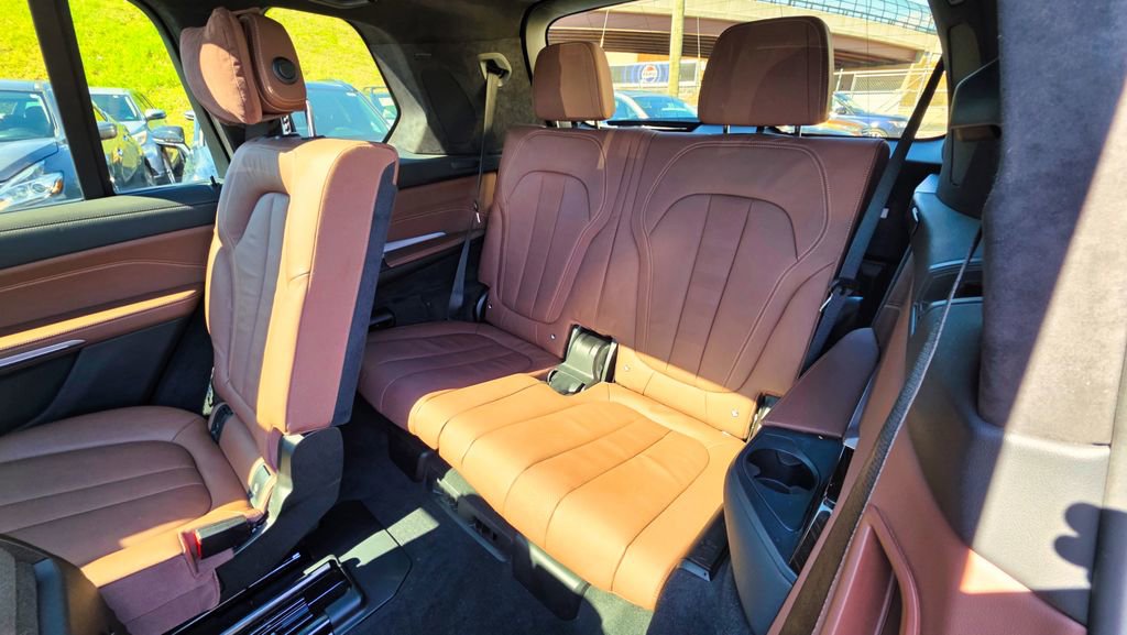 Used 2021 BMW X7 M50i w/ Dynamic Handling Package image 30