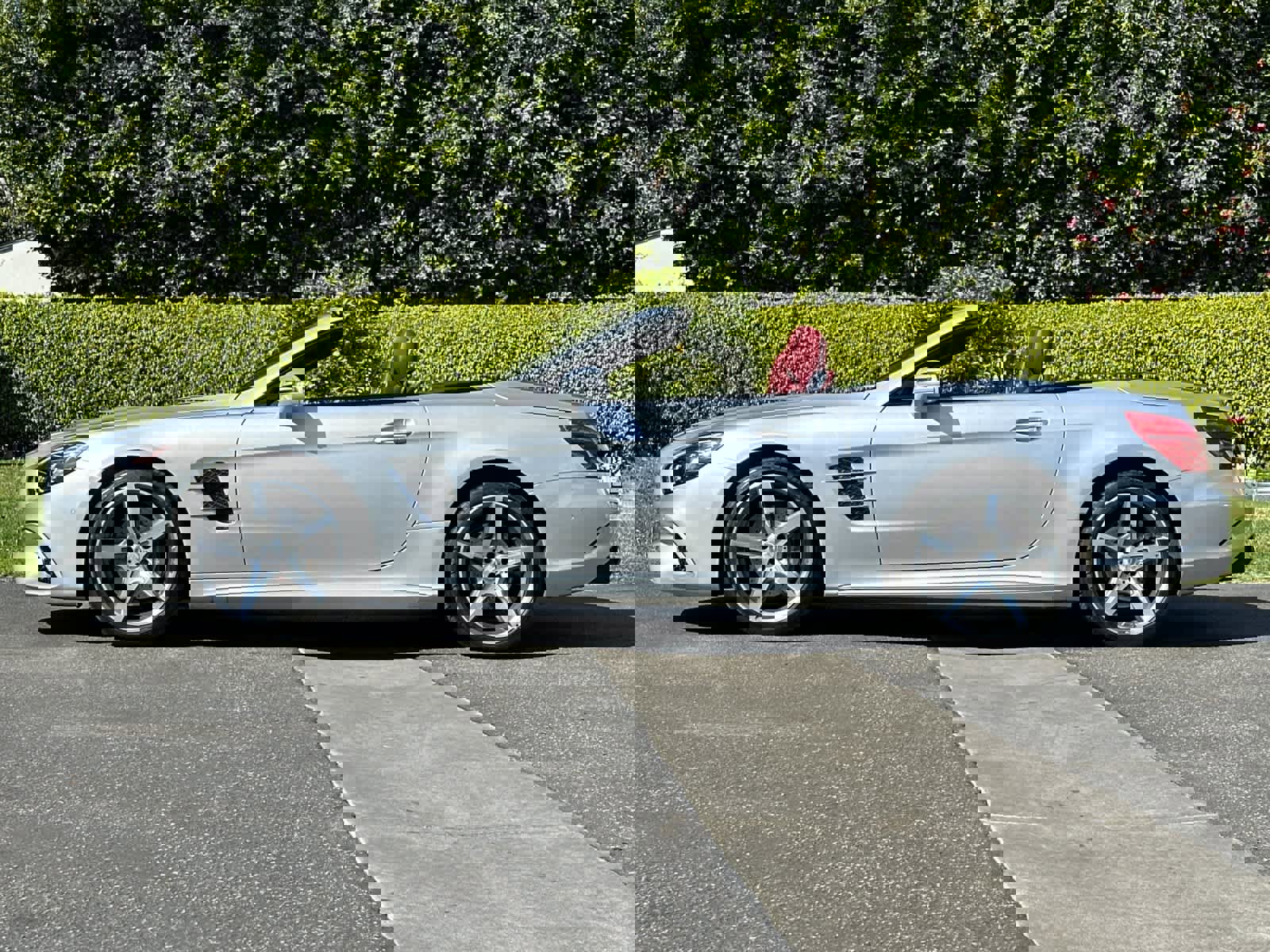 Used 2017 Mercedes-Benz SL 550 image 2