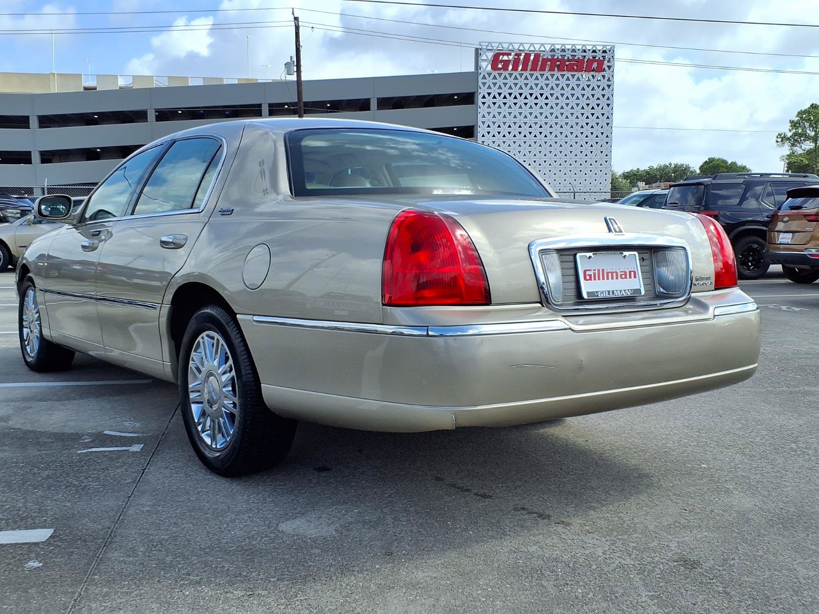 Used 2007 Lincoln Town Car Signature Limited RWD image 3