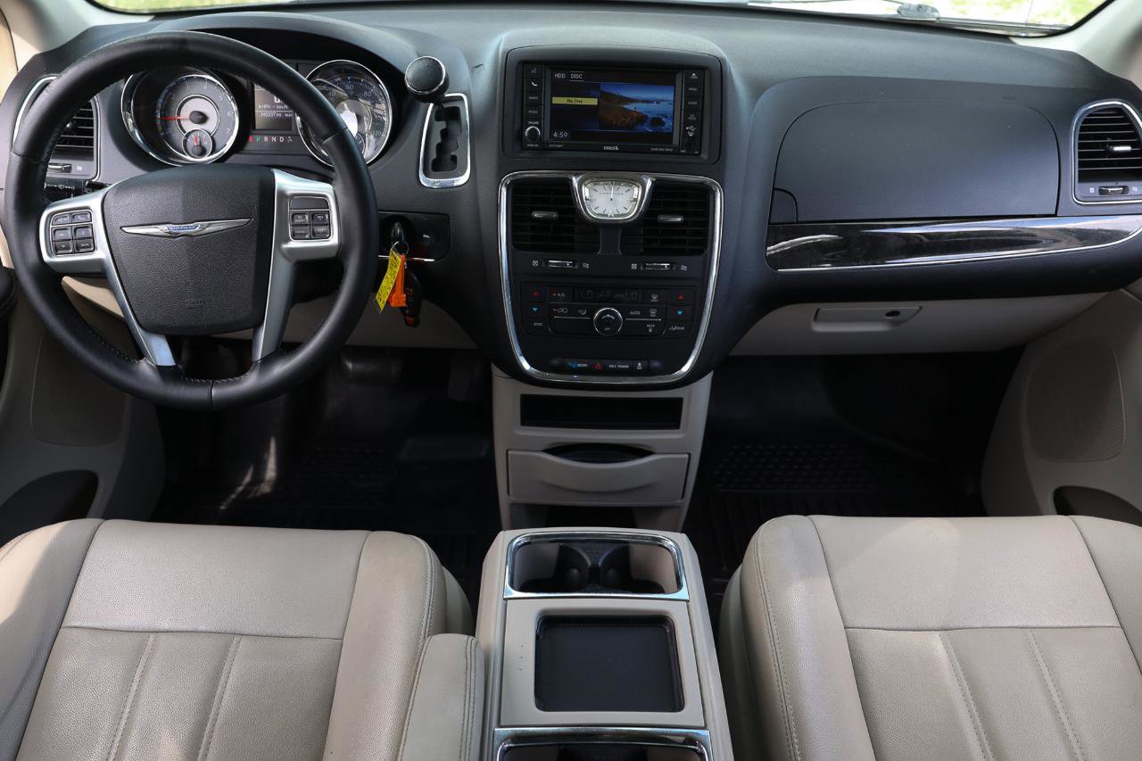 Used 2013 Chrysler Town & Country Touring FWD image 21