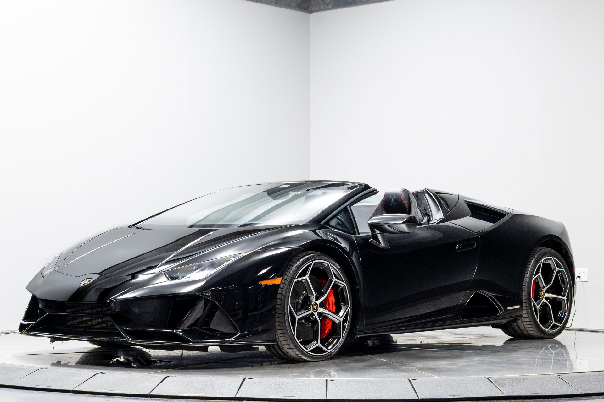 Used 2020 Lamborghini Huracan EVO image 2