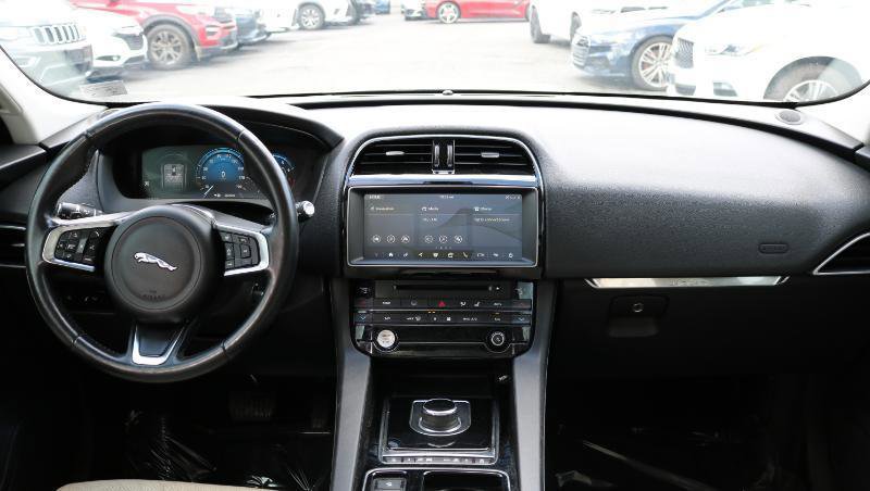 Used 2018 Jaguar F-PACE Prestige image 21