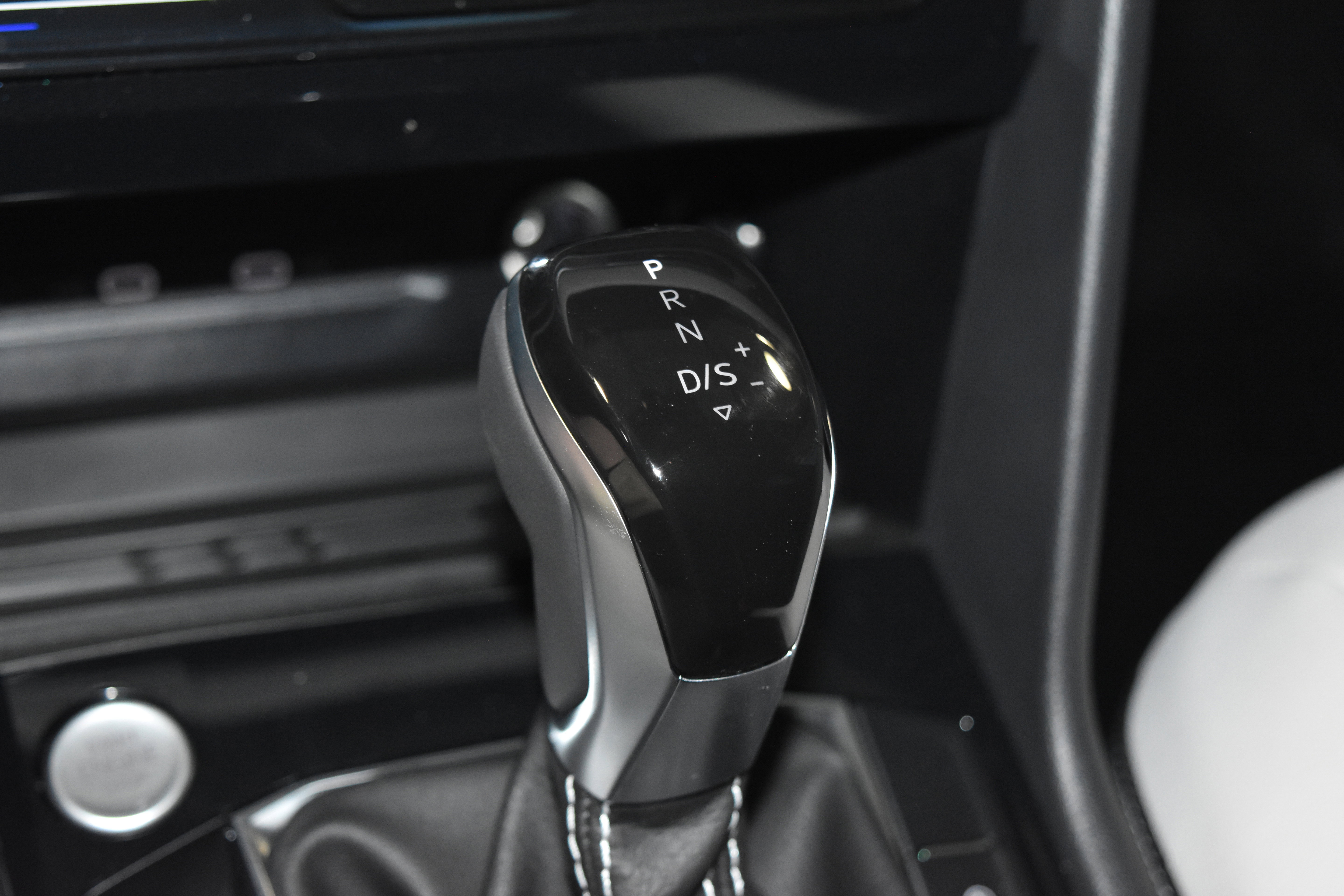 New 2025 Volkswagen Taos SE image 12