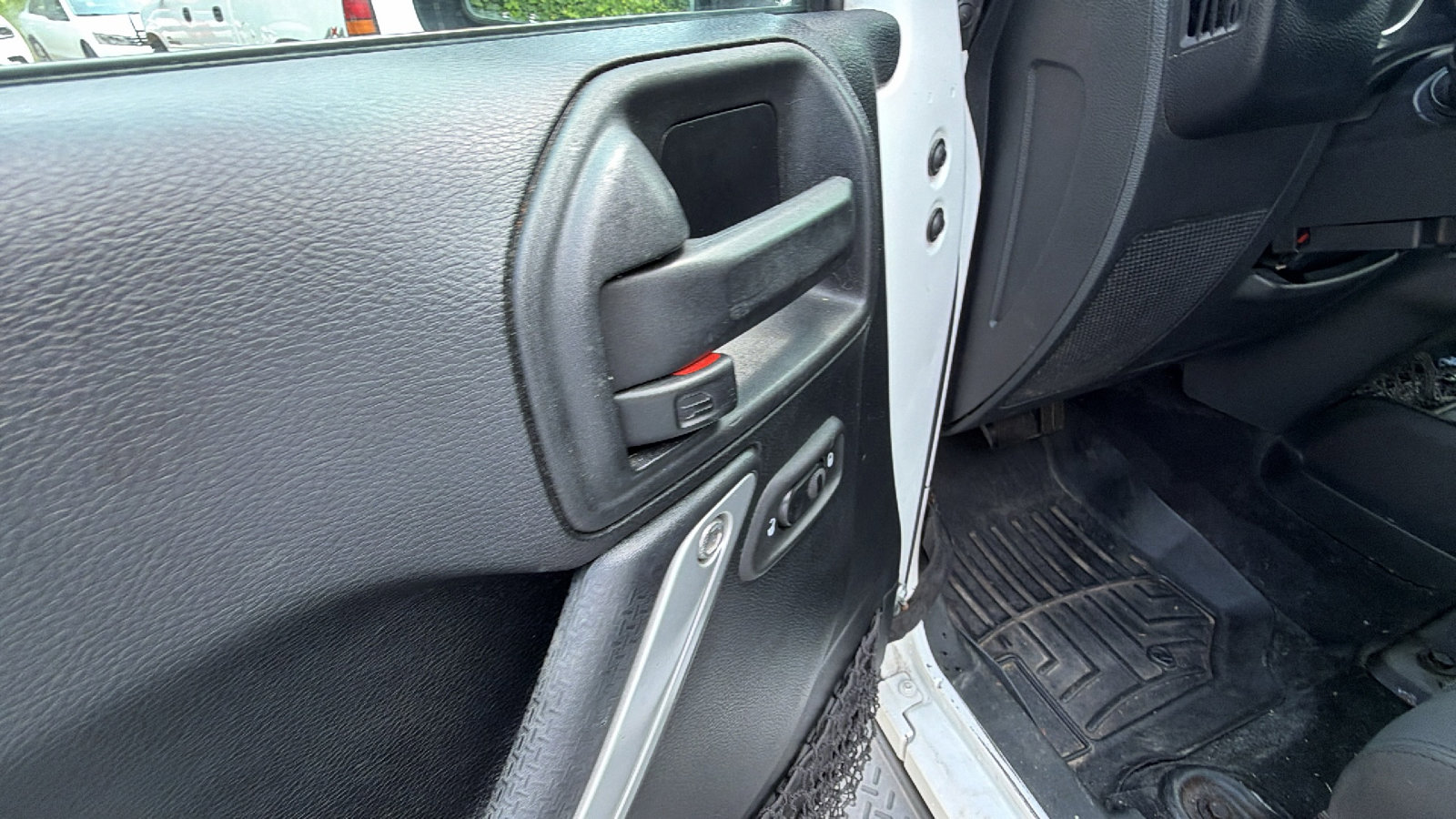 Used 2011 Jeep Wrangler Unlimited Sahara AWD/4WD image 15