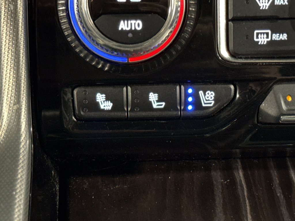 Used 2021 GMC Yukon Denali w/ Denali Premium Package image 28