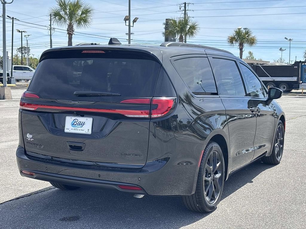 New 2026 Chrysler Pacifica Limited FWD image 5