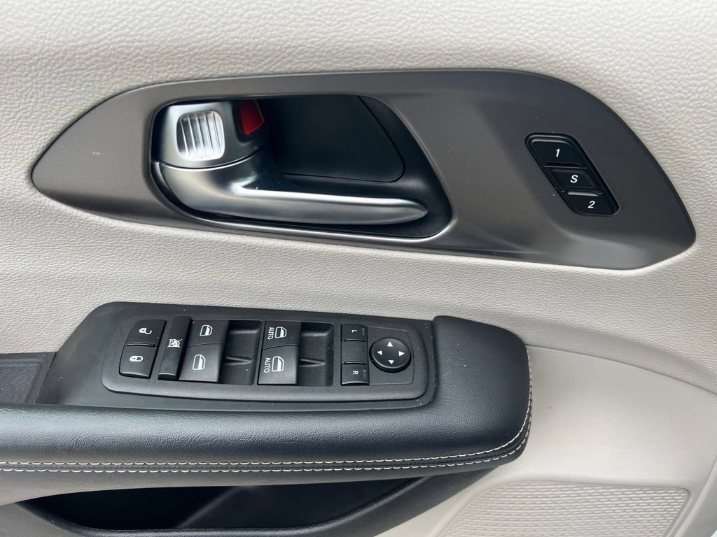 Used 2023 Chrysler Pacifica Touring-L FWD image 39