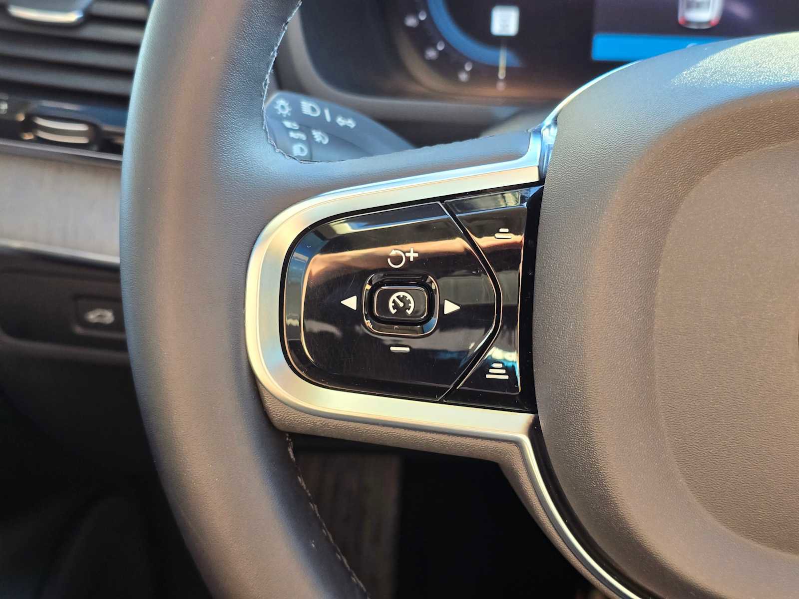 Certified 2024 Volvo XC90 T8 Ultimate w/ Lounge Package image 35