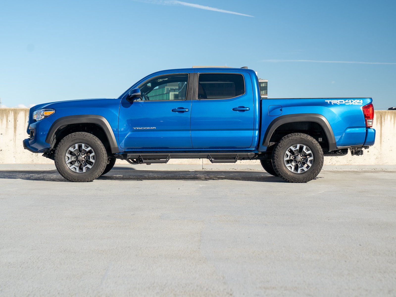 Used 2017 Toyota Tacoma TRD Off-Road w/ Premium & Technology Package AWD/4WD image 4