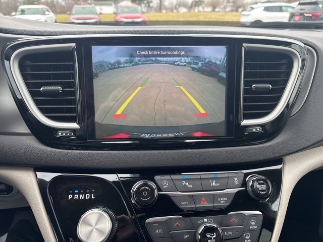 Used 2024 Chrysler Pacifica Touring-L image 18