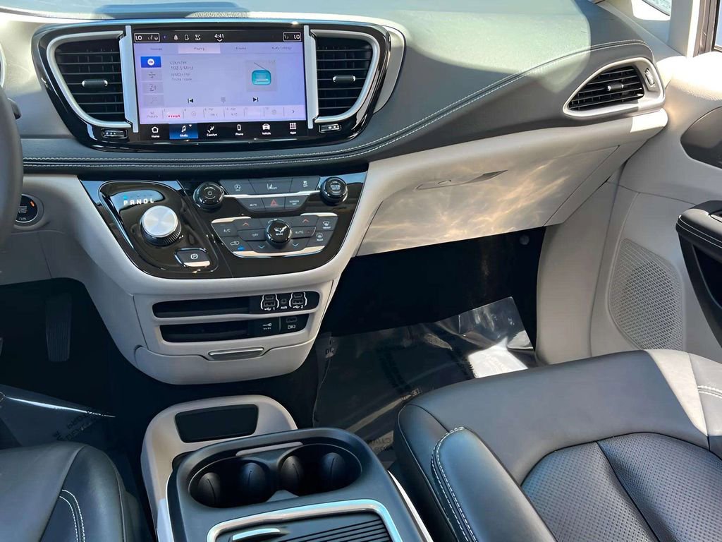 Used 2022 Chrysler Pacifica Touring-L FWD image 18