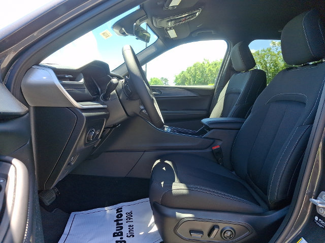 New 2026 Jeep Grand Cherokee Laredo w/ MOPAR Finishing Package AWD/4WD image 9
