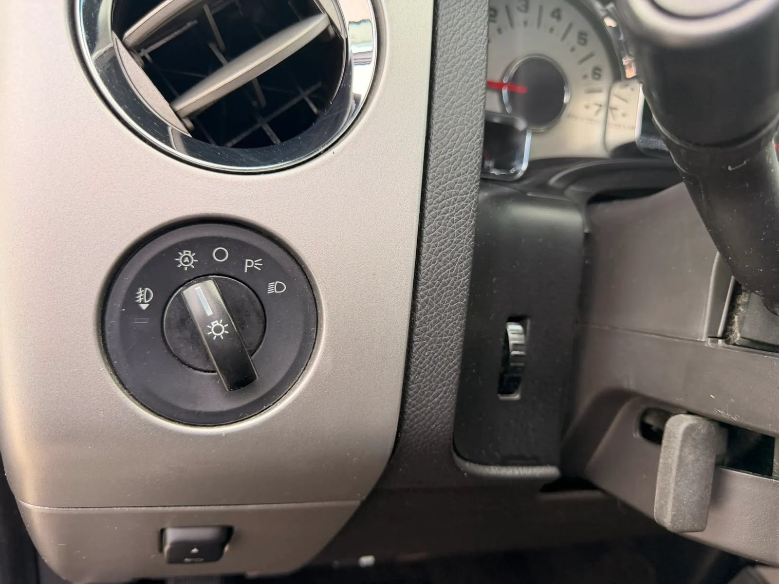 Used 2013 Ford Expedition EL Limited RWD image 30