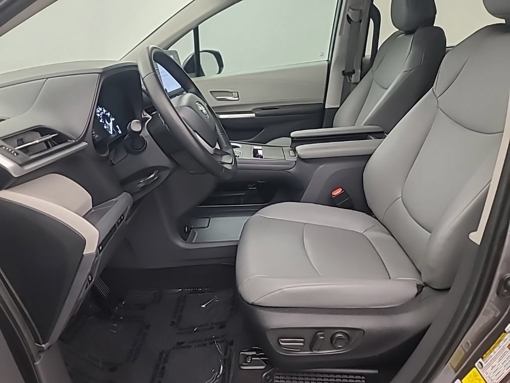 Used 2023 Toyota Sienna XLE AWD/4WD image 28