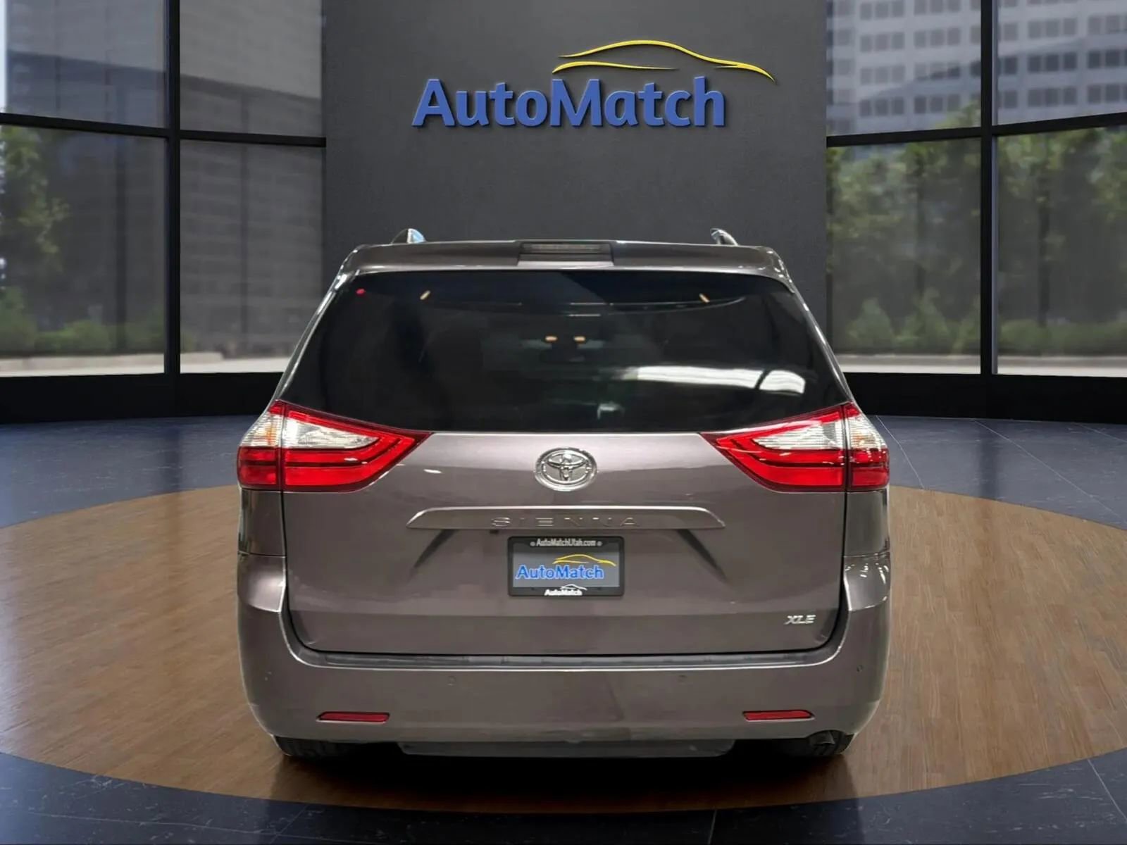 Used 2019 Toyota Sienna XLE w/ XLE Navigation Package FWD image 11