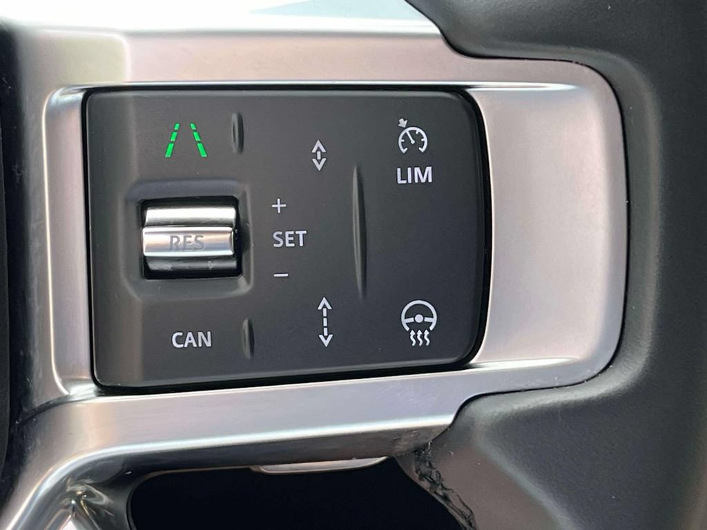 Used 2025 Land Rover Discovery Dynamic SE AWD/4WD image 32