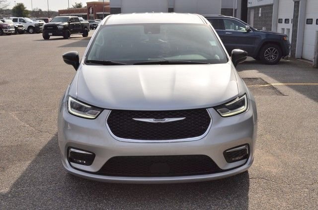 Used 2024 Chrysler Pacifica Touring-L image 3