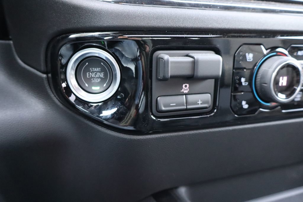 Used 2025 Chevrolet Silverado 2500 ZR2 w/ Technology Package image 14