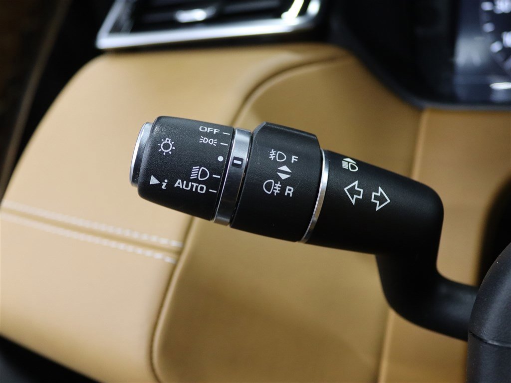 Used 2020 Land Rover Range Rover Velar R-Dynamic HSE image 32