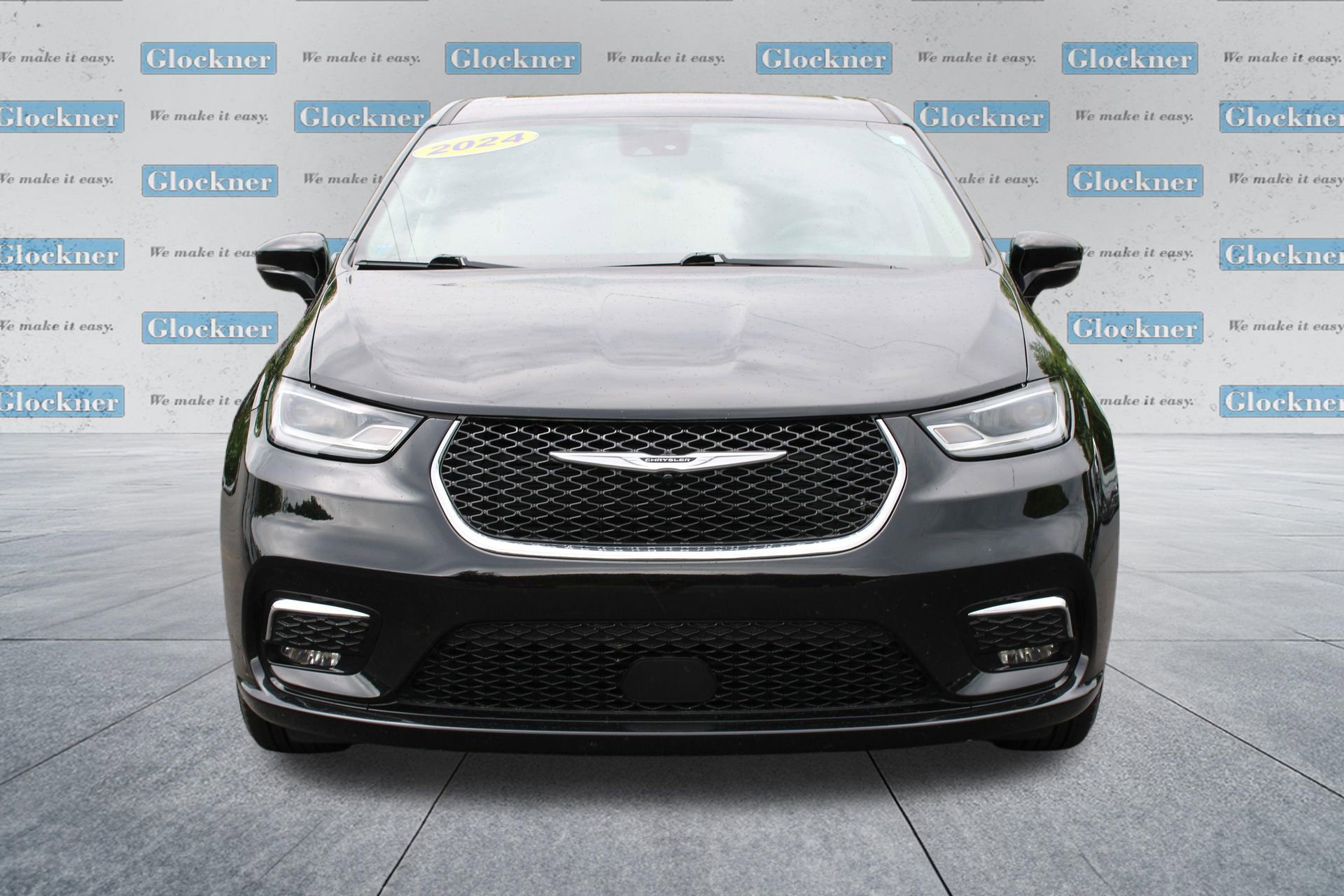 Used 2024 Chrysler Pacifica Touring-L FWD image 2