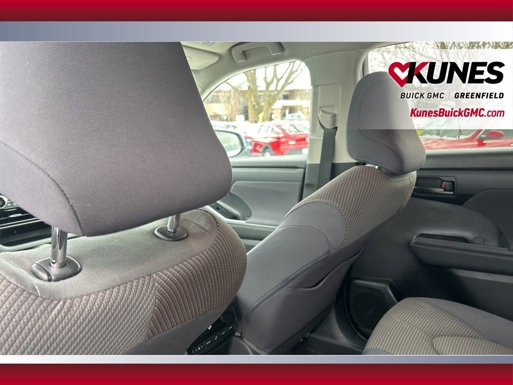 Used 2023 Toyota Highlander LE image 30
