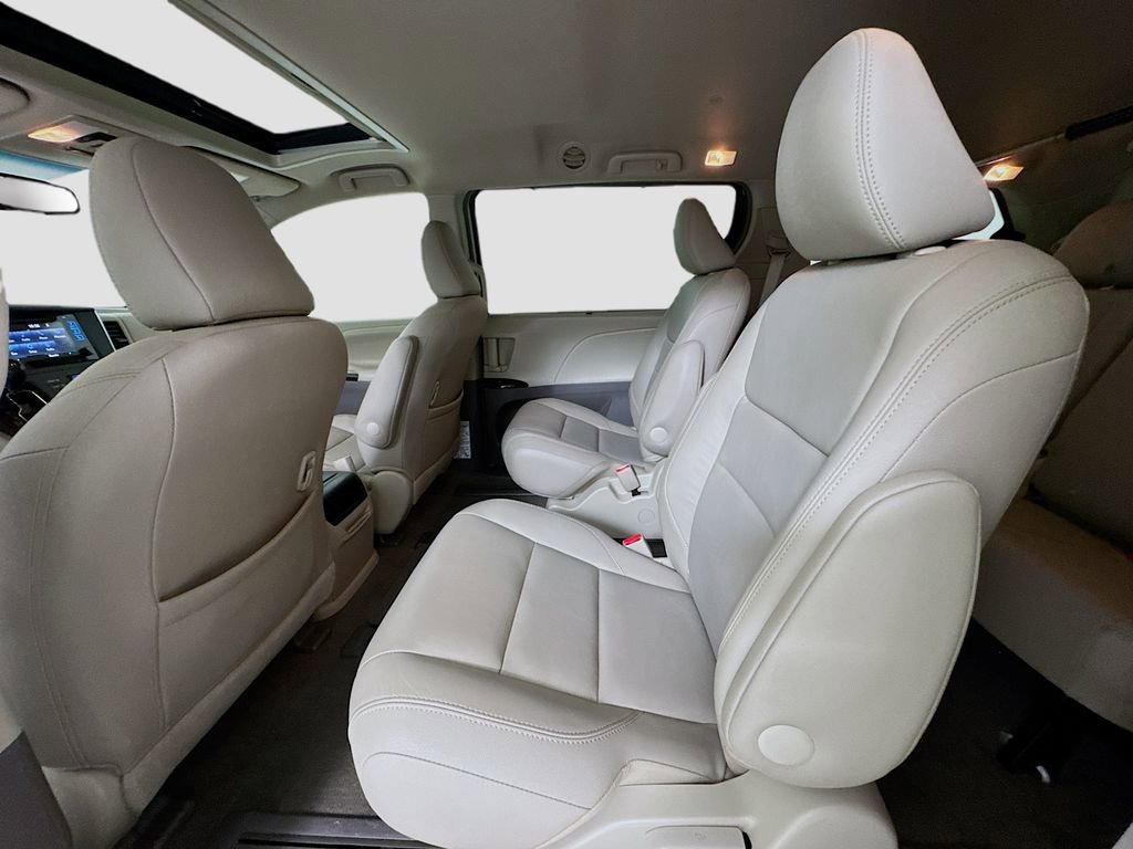 Used 2016 Toyota Sienna XLE image 19