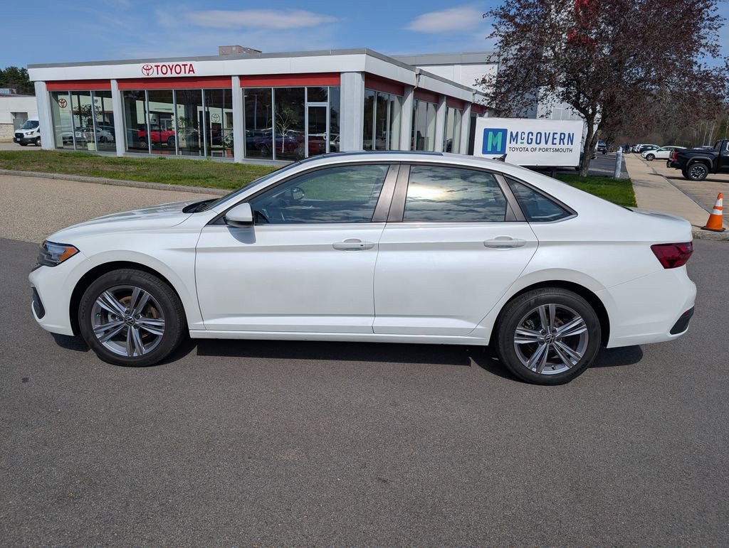 Used 2022 Volkswagen Jetta SE FWD image 2