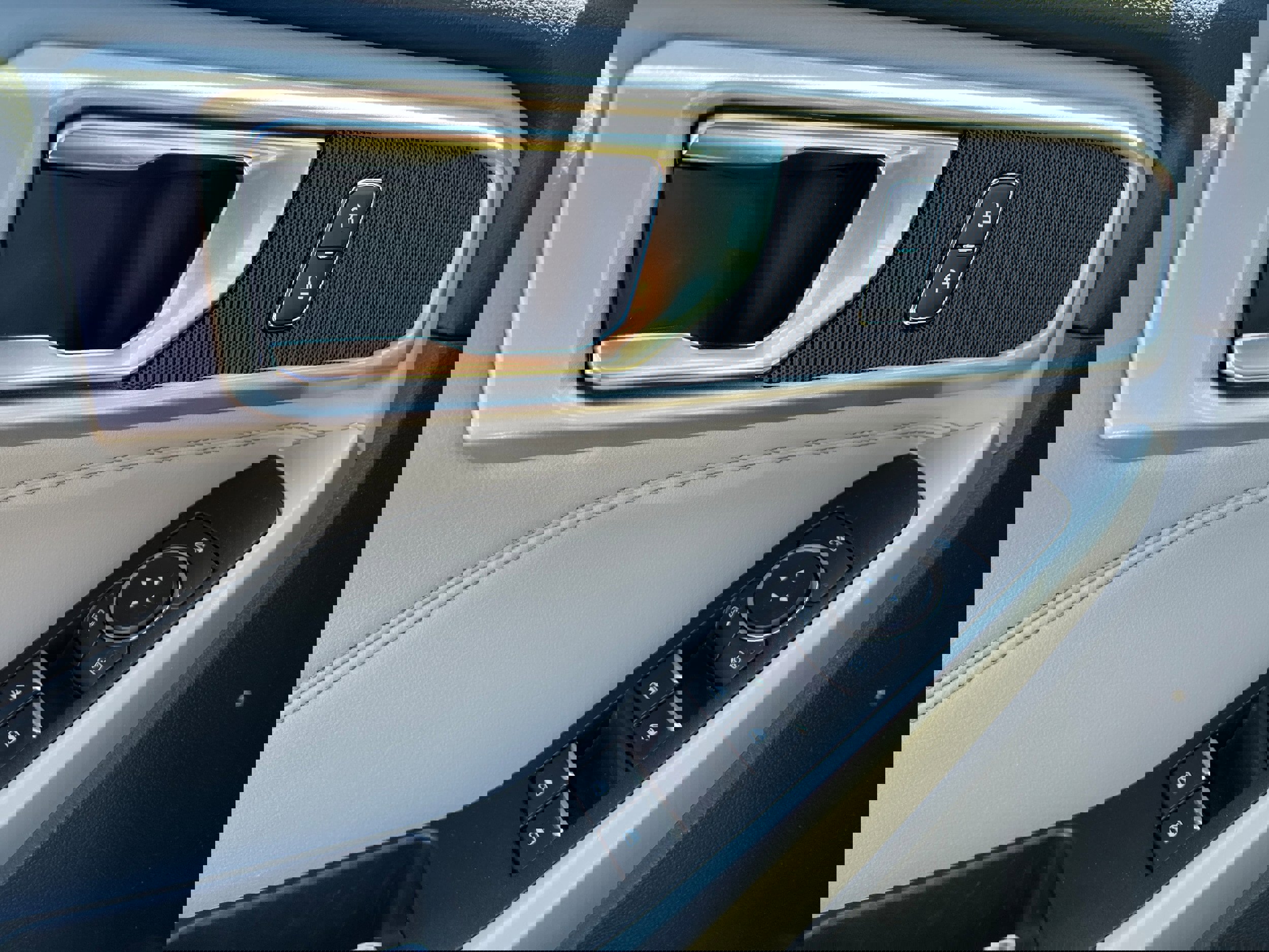 Used 2022 Ford Explorer XLT w/ Equipment Group 202A AWD/4WD image 25