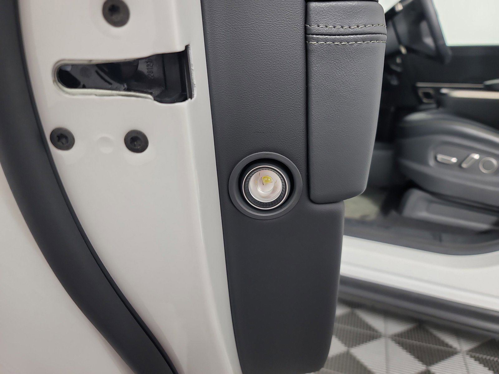 Used 2024 Rivian R1S Adventure AWD/4WD image 32