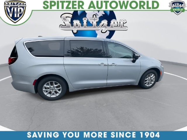 Used 2024 Chrysler Pacifica Touring-L FWD image 9