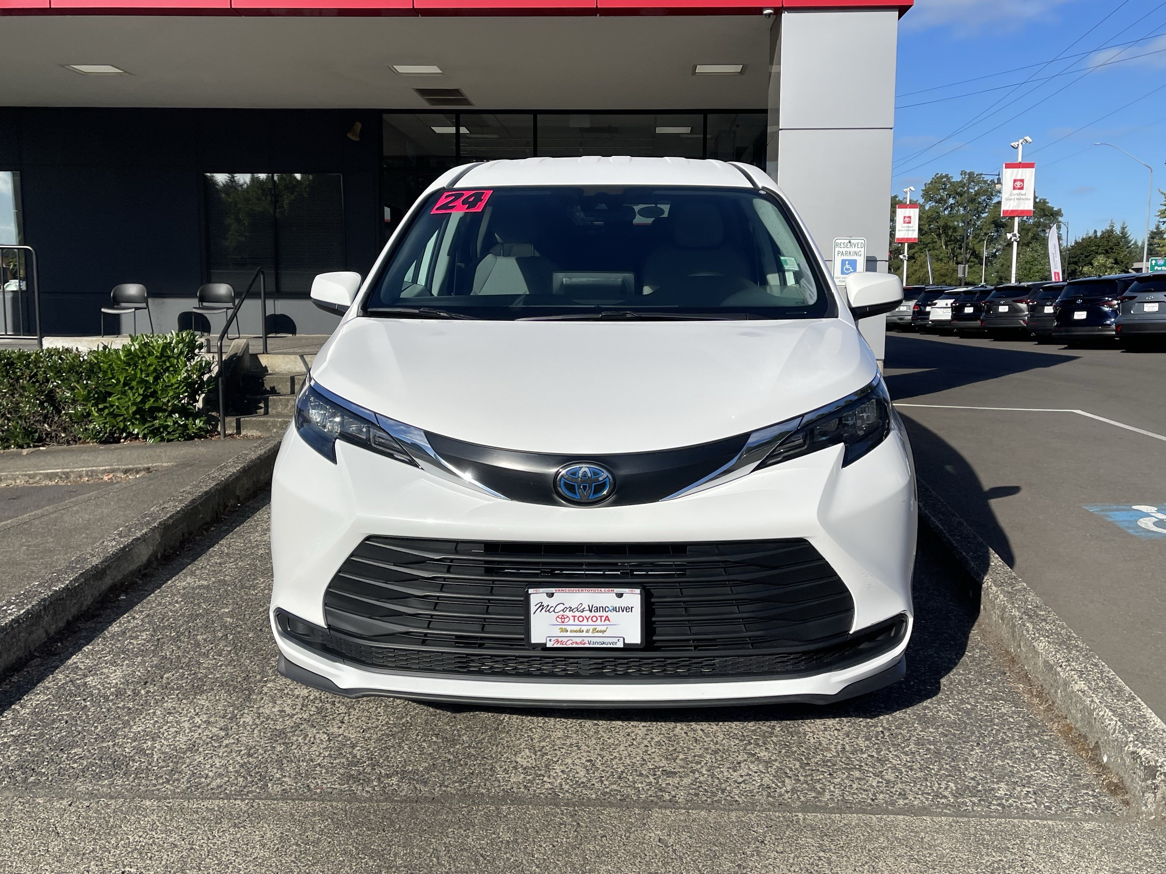 Certified 2024 Toyota Sienna LE AWD/4WD image 2
