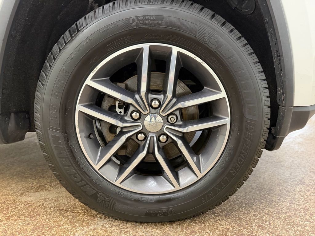 Used 2018 Jeep Grand Cherokee Limited image 17