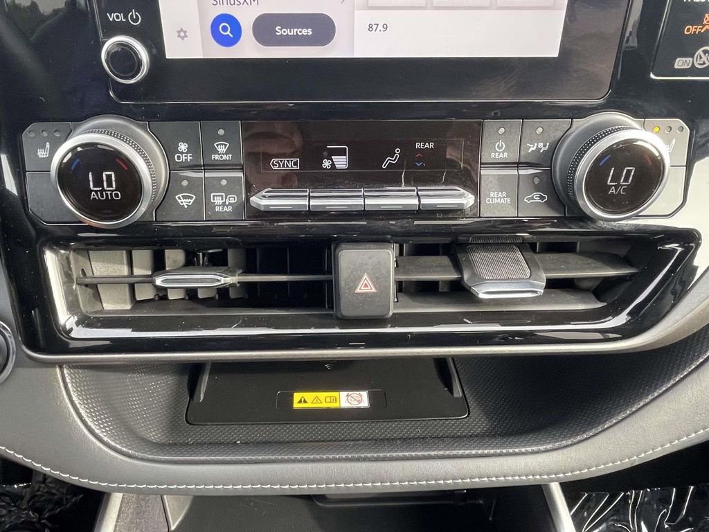 Used 2023 Toyota Highlander XLE image 37