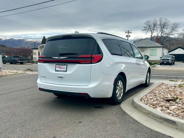 Used 2022 Chrysler Pacifica Touring-L FWD image 4