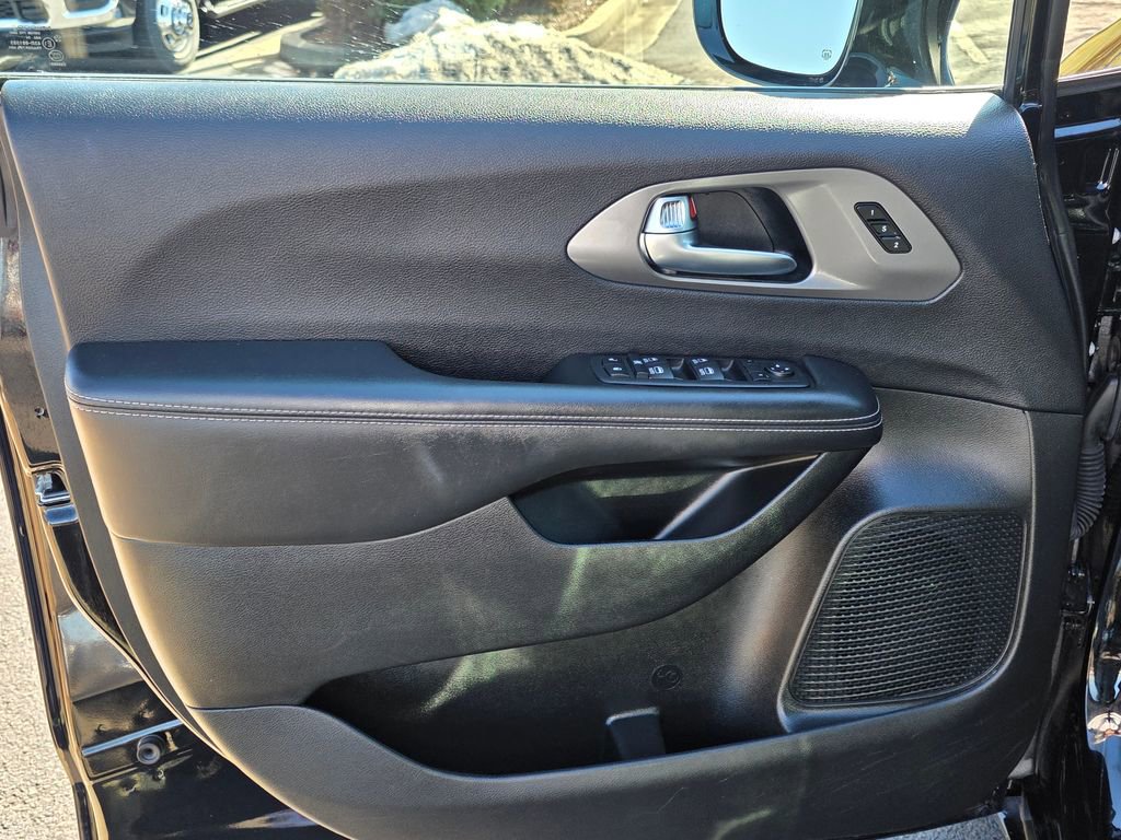 Used 2025 Chrysler Pacifica Select image 11