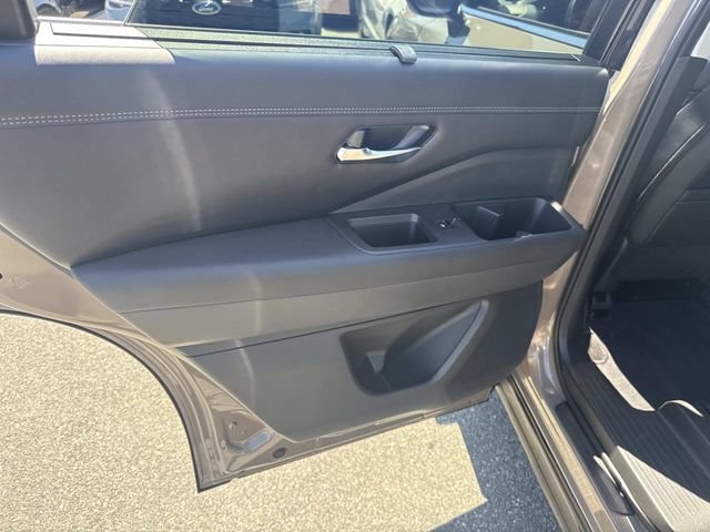 Used 2023 Nissan Pathfinder Platinum AWD/4WD image 17
