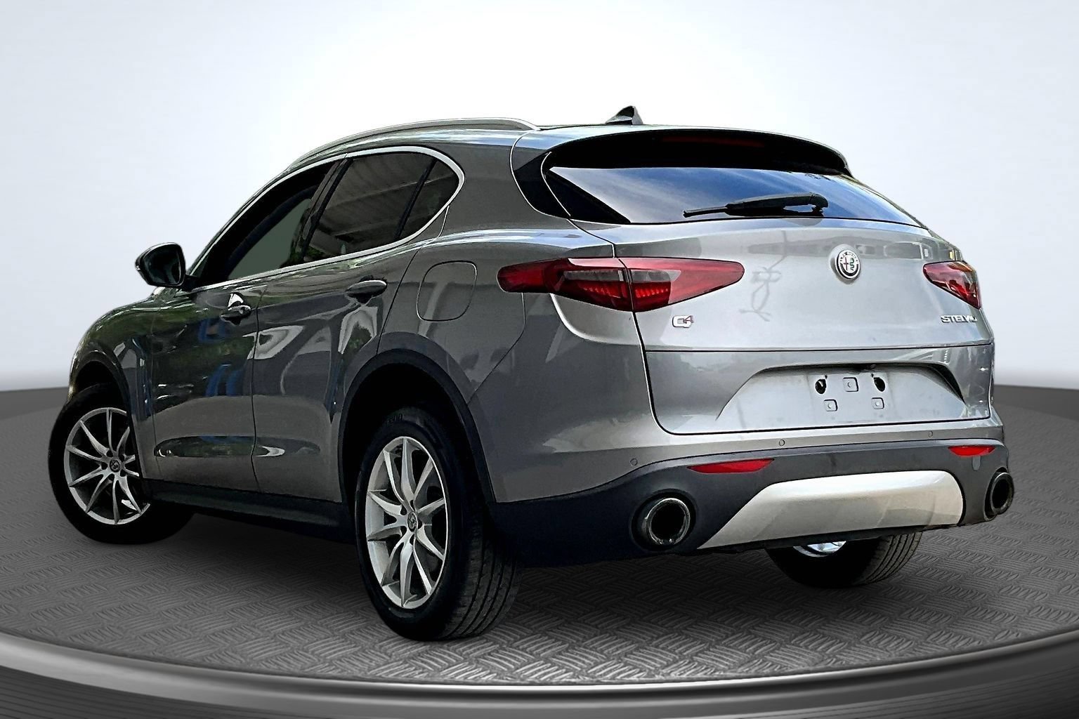 Used 2018 Alfa Romeo Stelvio Ti AWD/4WD image 4